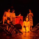 Caoticidade Absurda. 5 estudantes no elenco e 2 assistentes.