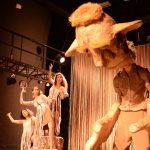 Entre o Gigante e a Gata. 8 estudantes no elenco.