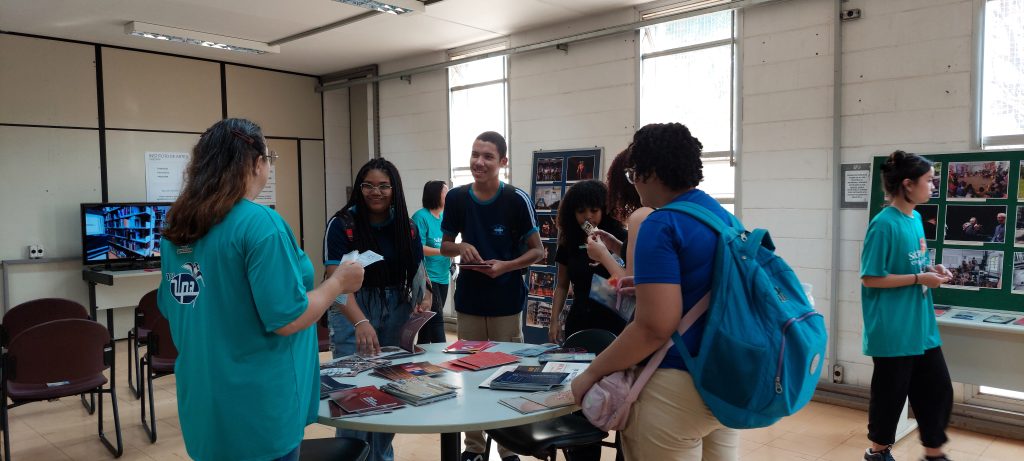 Exposição de fotografias e vídeos na sala de estudos da Biblioteca do IA