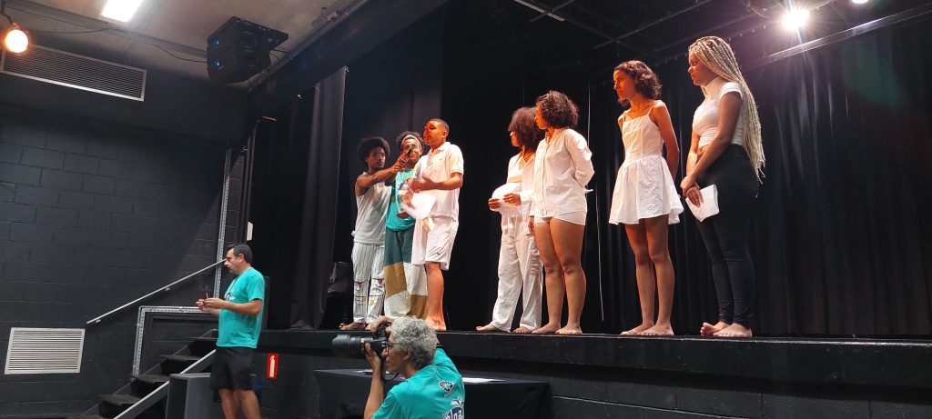 Estudantes de Artes Cênicas, do coletivo Negro Drama, batem papo com visitantes após apresentação